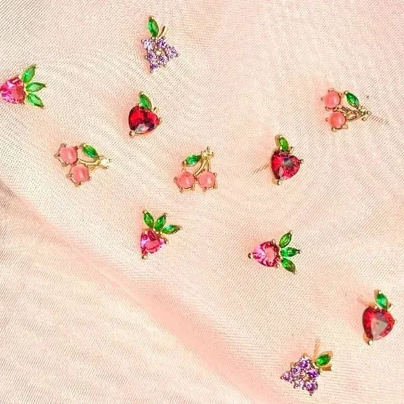 APPLEĀ 18K GOLD PLATEDāRED & GREEN DIAMOND CUT CRYSTALS STUD EARRINGS MICRO - Picture 3 of 3